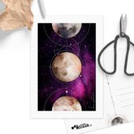 Postkaart 'Dansende planeten' paars trio